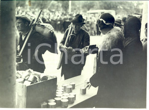 Fotografia d epoca originale 1931 CISTERNA DI LATINA Viveri e sigari a 1000 operai toscani OPERA COMBATTENTI 1
