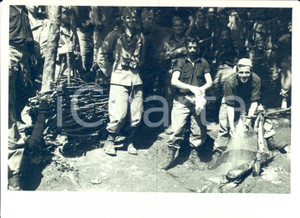 Fotografia d epoca originale 1935 AFRICA ORIENTALE Soldati italiani si rinfrescano alla fonte Fotografia 1