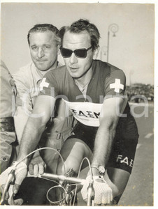 1955 GENOVA - CICLISMO GIRO D'ITALIA Hugo KOBLET nella tappa a cronometro - Foto  Fotografia d'epoca con didascalia coeva.  CONDIZIONI: POOR (piegature diffuse) FORMATO: 18x24 cm     originale e autentica 1