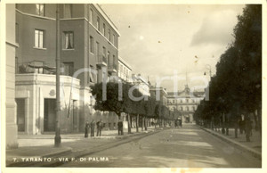Cartolina originale da collezione 1943 TARANTO Veduta di via FEDERICO DI PALMA con passanti Cartolina FP VG 1