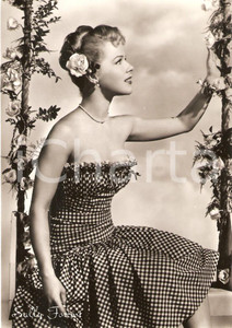 Cartolina originale da collezione 1955 ca CINEMA Actress Sally FORREST Portrait with flowers *Cartolina FG NV 1