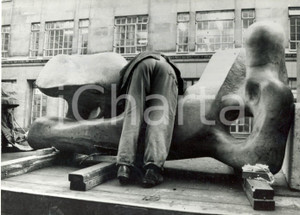 Fotografia d epoca originale 1973 LONDON  Operaio sistema una scultura di Henry MOORE Foto CURIOSA 18x13 1