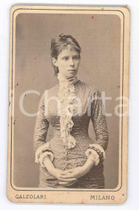 1870 ca MILANO Ritratto di M.lle CRUSFOL - Foto CALZOLARI CDV Fotografia d'epoca, su cartoncino morbido.FOTOGRAFO: Icilio Calzolari - Milano  FAIR/discreto piccole macchie e foro di affissione all'angolo inferiore sinistro Formato: 6x10 cm originale e autentica 1
