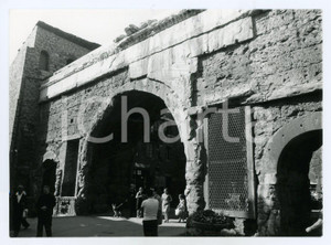 Fotografia d epoca originale 1976 AOSTA Cortina della Porta Pretoria  Panorama con aostani  Foto 17x13 cm 1