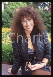 35mm vintage slide* 1990 ca CINEMA Luisa KULIOK Actress (60)  Diapositiva d'epoca, in formato 35 mm.CONDIZIONI: GOODE' severamente vietata la riproduzione. Tutti i diritti sono riservati.Nella diapositiva ICharta mette in vendita, sul negozio eBay e in esclusiva sul sito "icharta" il proprio archivio composto da numerose diapositive e negativi fotografici d'epoca, tutti originali e autentici, che attraversano la storia del costume italiano tra gli la fine degli anni Sessanta e Novanta.Si tratta di uno sguardo inedito sull'attualit&agrave;, la politica, la vita quotidiana, il gossip e la cultura, che fotografa il cambiamento della nazione in quest'ultimo scorcio del XX secolo. Un'occasione unica per il mercato del collezionismo, che vede finalmente disponibile un archivio eccezionale per vastit&agrave;, tematiche e condizioni, in un settore (il negativo fotografico e la diapositiva) di assoluta novit&agrave; e dalle interessanti prospettive di investimento.  GOOD/buono   originale e autentica 1