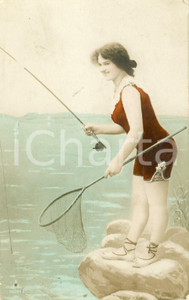 1909 BATHING BEAUTIES Young woman in her swimsuit fishing - Postcard FP VG  Cartolina postale d'epoca, viaggiata.Editore Etoile - Stebbing fotografo.CONDIZIONI: FAIR (piegature angolari)FORMATO: FP    originale e autentica 1