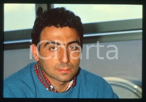 35mm vintage slide* 1985 ca MONTECARLO Michele ALBORETO Ritratto del pilota (2) Diapositiva d'epoca, in formato 35 mm.CONDIZIONI: GOODTutti i diritti riservatiE' severamente vietata la riproduzione. ICharta mette in vendita, sul negozio eBay e in esclusiva sul sito "icharta" il proprio archivio composto da numerose diapositive e negativi fotografici d'epoca, tutti originali e autentici, che attraversano la storia del costume italiano tra gli la fine degli anni Sessanta e Novanta.Si tratta di uno sguardo inedito sull'attualit&agrave;, la politica, la vita quotidiana, il gossip e la cultura, che fotografa il cambiamento della nazione in quest'ultimo scorcio del XX secolo. Un'occasione unica per il mercato del collezionismo, che vede finalmente disponibile un archivio eccezionale per vastit&agrave;, tematiche e condizioni, in un settore (il negativo fotografico e la diapositiva) di assoluta novit&agrave; e dalle interessanti prospettive di investimento.  originale e autentica 1