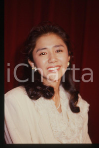 35mm vintage slide* 1989 CANNES Yoshiko TANAKA Festival del Cinema Ritratto (2)  Diapositiva d'epoca, in formato 35 mm. CONDIZIONI: GOOD  Tutti i diritti riservati.E' severamente vietata la riproduzione. ICharta mette in vendita, sul negozio eBay e in esclusiva sul sito "icharta" il proprio archivio composto da numerose diapositive e negativi fotografici d'epoca, tutti originali e autentici, che attraversano la storia del costume italiano tra gli la fine degli anni Sessanta e Novanta.Si tratta di uno sguardo inedito sull'attualit&agrave;, la politica, la vita quotidiana, il gossip e la cultura, che fotografa il cambiamento della nazione in quest'ultimo scorcio del XX secolo. Un'occasione unica per il mercato del collezionismo, che vede finalmente disponibile un archivio eccezionale per vastit&agrave;, tematiche e condizioni, in un settore (il negativo fotografico e la diapositiva) di assoluta novit&agrave; e dalle interessanti prospettive di investimento.  originale e autentica 1