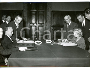 1956 ROMA Clare BOOTHE LUCE e Gaetano MARTINO firmano accordo italo-americano