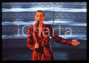 35mm vintage slide* 1997 FESTIVAL SANREMO Silvia SALEMI sul palco (13) Diapositiva d'epoca, in formato 35 mm. CONDIZIONI: GOODE' severamente vietata la riproduzione. Tutti i diritti sono riservati. ICharta mette in vendita, sul negozio eBay e in esclusiva sul sito "icharta" il proprio archivio composto da numerose diapositive e negativi fotografici d'epoca, tutti originali e autentici, che attraversano la storia del costume italiano tra gli la fine degli anni Sessanta e Novanta.Si tratta di uno sguardo inedito sull'attualit&agrave;, la politica, la vita quotidiana, il gossip e la cultura, che fotografa il cambiamento della nazione in quest'ultimo scorcio del XX secolo. Un'occasione unica per il mercato del collezionismo, che vede finalmente disponibile un archivio eccezionale per vastit&agrave;, tematiche e condizioni, in un settore (il negativo fotografico e la diapositiva) di assoluta novit&agrave; e dalle interessanti prospettive di investimento.     originale e autentica 1