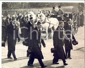 Fotografia d epoca originale 1960 ca LONDRA ?  Edward WINDSOR durante una cerimonia all aperto Foto 27x21 1