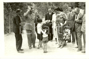 Fotografia d epoca originale 1936 ERCOLANO NA Cesare Maria DE VECCHI riceve fiori dai bambini Fotografia 1