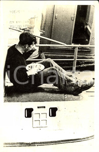Fotografia d'epoca originale 1942 WW2 Marinaio sottomarino italiano consuma rancio 1