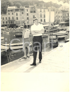 1962 PORTOFINO Glenn FORD a passeggio sul molo - Foto vintage 18x24 cm 1962Fotografia vintage rara d'epoca.Timbro archivio Publifoto Genova al verso.FORMATO: 18x24 cm CONDIZIONI: G (lievi increspature)ICHARTA mette in vendita le stampe vintage della collezione Publifoto Genova, per la maggior parte inedita o in tiratura di pochi esemplari. Si tratta di un'ottima opportunit&agrave; di investimento per i collezionisti di fotografie d'epoca.    originale e autentica 1