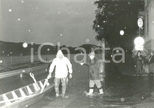 Fotografia d epoca originale 1994 PAVIA Alluvione TICINO  Soccorsi arrivano in canoa Fotografia 1
