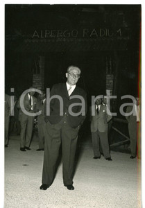 1955 LURISIA (CN) Giovanni GRONCHI all'ingresso dell'albergo RADIUM *Foto 13x18 