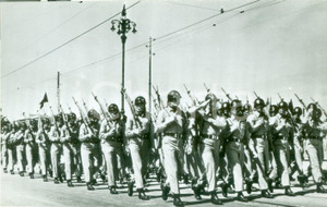 Fotografia d epoca originale 1950 ca TRIESTE Truppe americane sfilano in parata Fotografia 1