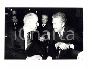 Fotografia d epoca originale 1985 ca MILANO  MONTEDISON Giorgio PORTA con Mario SCHIMBERNI Foto 25x20 1