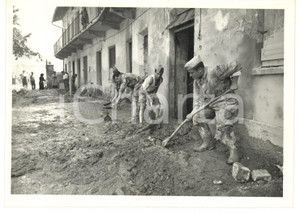 1957 ALLUVIONE NEL TORINESE Alpini al lavoro per sgomberare le strade *Foto 