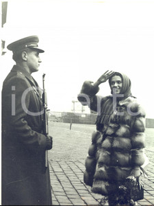 1967 PRAGA CANTAEUROPA Gigliola CINQUETTI saluta la guardia di Palazzo Reale