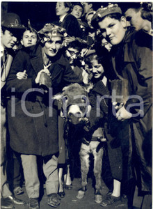 1959 MONDOVI' CAMPANILE SERA - Abitanti in piazza con vitellino *Foto 13x18 cm