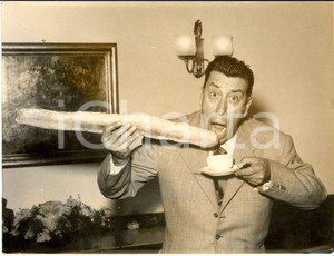 1953 STUTTGART Colazione di FERNANDEL con un filone intero di pane *Foto 20x15