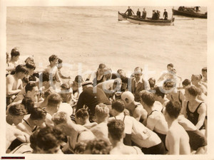 Fotografia d epoca originale 1938 SOUTHWOLD UK Re George VI sbarca da scialuppa al campo estivo dei ragazzi 1