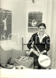 Fotografia d epoca originale 1980 ca TENNIS Emanuela ZONI nella sua camera con racchetta MAXIMA 24 x 30 cm 1