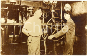 1922 CONGO BELGE  - Usines KATANGA - Ouvriers près d'une machine - Photo 14x9 cm Fotografia originale d'epoca, in formato cartolina postale. GOOD/buono  Formato: 14x9 cm originale e autentica 1