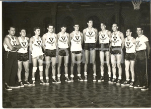 1955 BOLOGNA BASKET Formazione della VIRTUS MINGANTI - Foto 18x13 cm Fotografia d'epoca con didascalia coeva al verso.  CONDIZIONI: G FORMATO:  18x13 cm    originale e autentica 1
