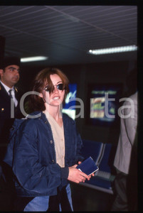35mm vintage slide* 1995 ca COSTUME Shannen DOHERTY paparazzata in aeroporto 11