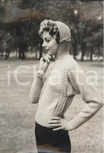 Fotografia d epoca originale 1957 LONDON Joy VERGETTE wearing pale blue sweather with hood up Photo Fashion 1