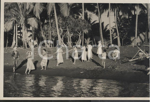 Fotografia d epoca originale 1937 MOOREA Polinesia Francese Pescatori al lavoro  REAL PHOTO cm 13,5 x 8,5 1