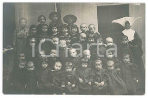 1915 BELLARIVA Bambini all'asilo - Foto di classe 14x9 cm  Fotografia d'epoca in formato cartolina postale. FAIR/discreto Lievi smussature agli angoli, bruniture Formato: 14x9 originale e autentica 1