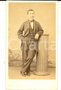 Fotografia d epoca originale 1870 ca TORINO Ritratto maschile in abito da passeggio Foto SCHEMBOCHE CDV 1