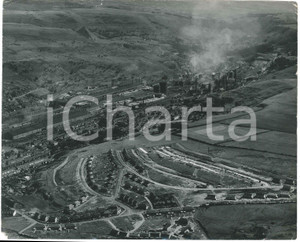 1955 ca EBBW VALE (MONMOUTHSHIRE, WALES) Aerial view - Photo 25x20 cm Fotografia d'epoca, con didascalia al verso. POOR/danneggiato piegature angolari; piccolo strappo al lato superiore Formato: 25x20 cm originale e autentica 1