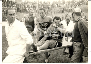 Fotografia d epoca originale 1961 CICLISMO GIRO D ITALIA 3 Tappa  Cleto MAULE dopo la caduta Foto 1