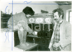 Fotografia d epoca originale 1985 ca FRANCIA ARTIGIANATO Contadini con stufa KACHELOFEN Fotografia 1