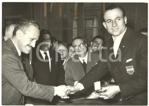 1959 ROMA CICLISMO Premiazione G.S. IGNIS - Vincenzo FIRMI con Ercole BALDINI