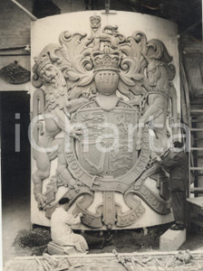 Fotografia d epoca originale 1953 LONDON Coronation Rehearsals Sculptor E. SMITH drwafting Royal Coat of Arms 1