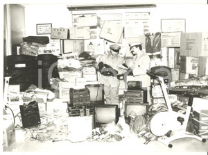 Fotografia d epoca originale 1990 ca GENOVA Sequestro di radio e televisori rubati Foto VINTAGE 18x13 cm 1