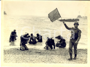 1956 EASTNEY (UK) Demonstration RUNAGROUND VII - Frogmen exploding a mine *Photo