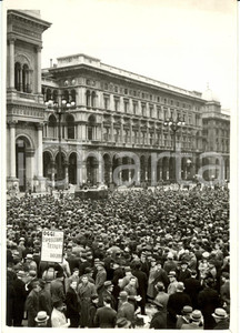 Fotografia d epoca originale 1939 MILANO Piazza DUOMO Folla ascolta discorso Duce da altoparlanti Fotografia 1