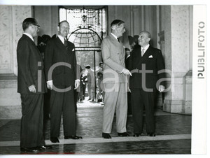 1954 ROMA Villa Madama - Ministro Attilio PICCIONI riceve Anthony EDEN - Foto  Fotografia d'epoca con didascalia coeva al verso. CONDIZIONI: GFORMATO: 18x13 cm     originale e autentica 1