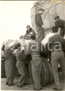 Fotografia d epoca originale 1956 CATANIA FONTANAROSSA  Arrivo dei viveri per i paesi isolati dalla neve 1