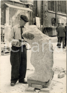 1961 PARIS Sculpteur Jacques GESTALDER travaille à "La Danseuse" *Photo 13x18