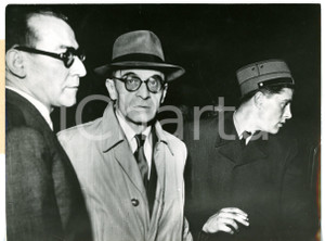 1953 LUZERN (CH) Rudolf ROESSLER and Xaver SCHNIEPER led by policemen *Foto