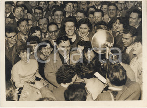 Fotografia d epoca originale 1956 BIRMINGHAM Georgij MALENKOV surrounded by General Electric Company s girls 1