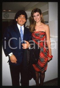 35mm vintage slide* 1987 BINGO TELEMIKE Diego Armando MARADONA con Bingo Girl 2 La diapositiva ritrae Diego Armando Maradona con una Bingo Girl al programma Telemike del 1987Diapositiva d'epoca, in formato 35 mm.CONDIZIONI: GOODTutti i diritti riservati.E' severamente vietata la riproduzione. ICharta mette in vendita, sul negozio eBay e in esclusiva sul sito "icharta" il proprio archivio composto da numerose diapositive e negativi fotografici d'epoca, tutti originali e autentici, che attraversano la storia del costume italiano tra gli la fine degli anni Sessanta e Novanta.Si tratta di uno sguardo inedito sull'attualit&agrave;, la politica, la vita quotidiana, il gossip e la cultura, che fotografa il cambiamento della nazione in quest'ultimo scorcio del XX secolo. Un'occasione unica per il mercato del collezionismo, che vede finalmente disponibile un archivio eccezionale per vastit&agrave;, tematiche e condizioni, in un settore (il negativo fotografico e la diapositiva) di assoluta novit&agrave; e dalle interessanti prospettive di investimento.  originale e autentica 1