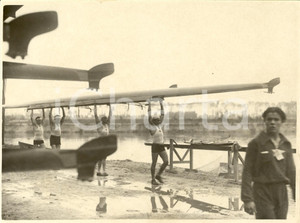 Fotografia d'epoca originale 1936 MILANO Canottaggio *Concorrenti preparano barche 1